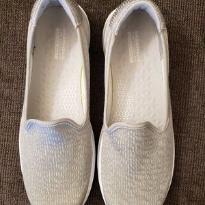 Ladies Sketchers shoe size 9